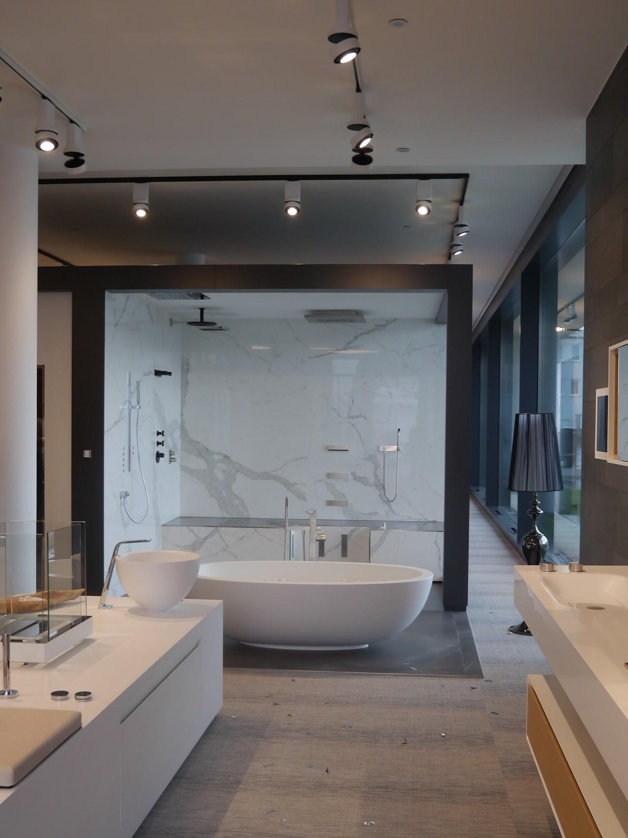 Alena Showroom Bad Sanitär Küche Raumausstattung Heizung Planung Präsentation Modernisierung Ausstellung Interior Design NRW Krefeld Gießen Architektur Innenarchitektur Gestaltung 3D RT-Holding