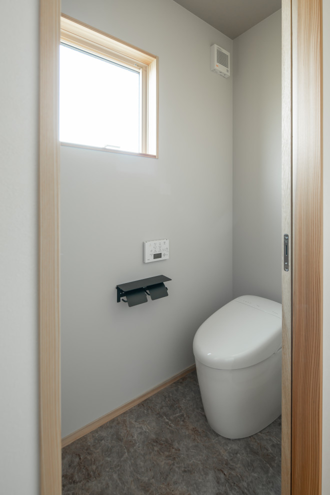 Aménagement d'un WC et toilettes en bois clair avec un carrelage blanc, mosaïque, un plan de toilette en bois, un plan de toilette blanc et meuble-lavabo encastré.