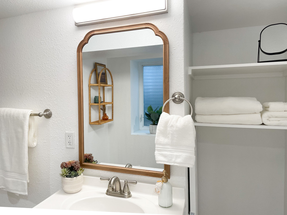 Immagine di una stanza da bagno minimalista di medie dimensioni con pareti bianche e pavimento beige