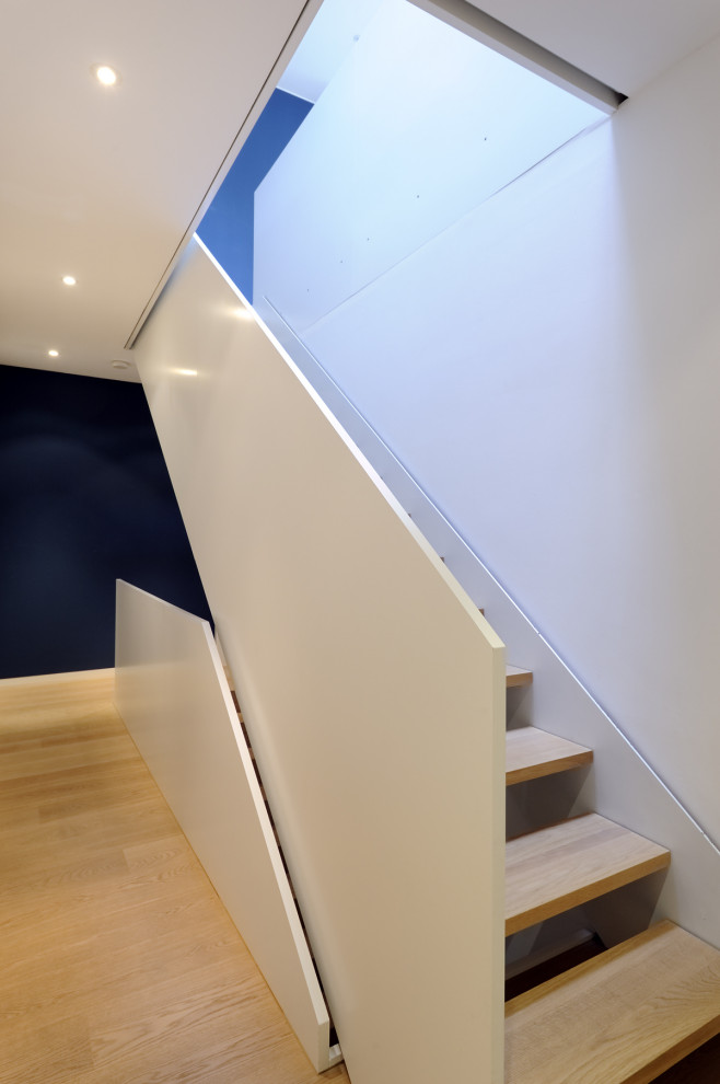 Gerade Skandinavische Treppe mit offenen Setzstufen in Stuttgart