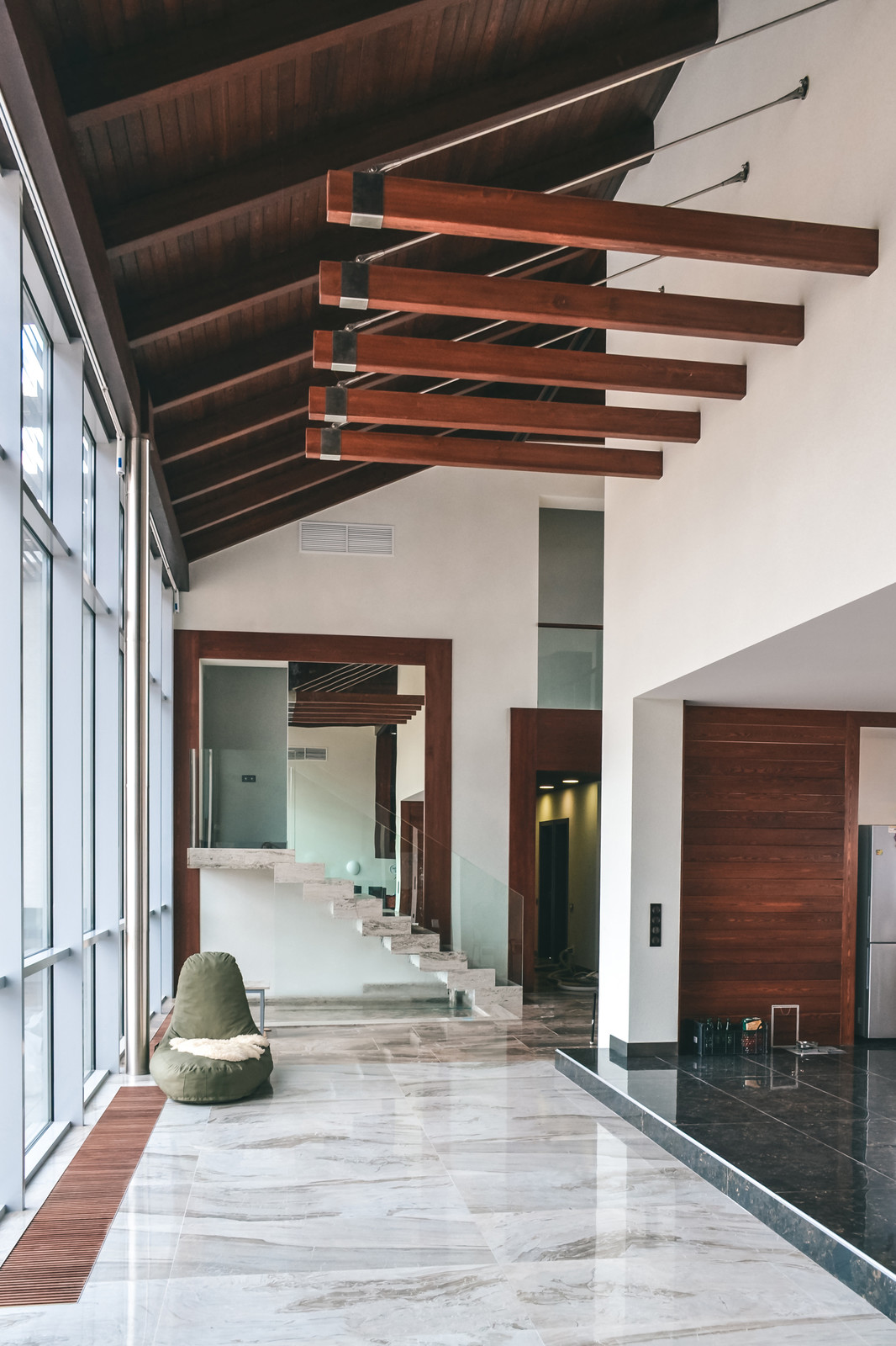 Загородный дом с лестницей-водопадом