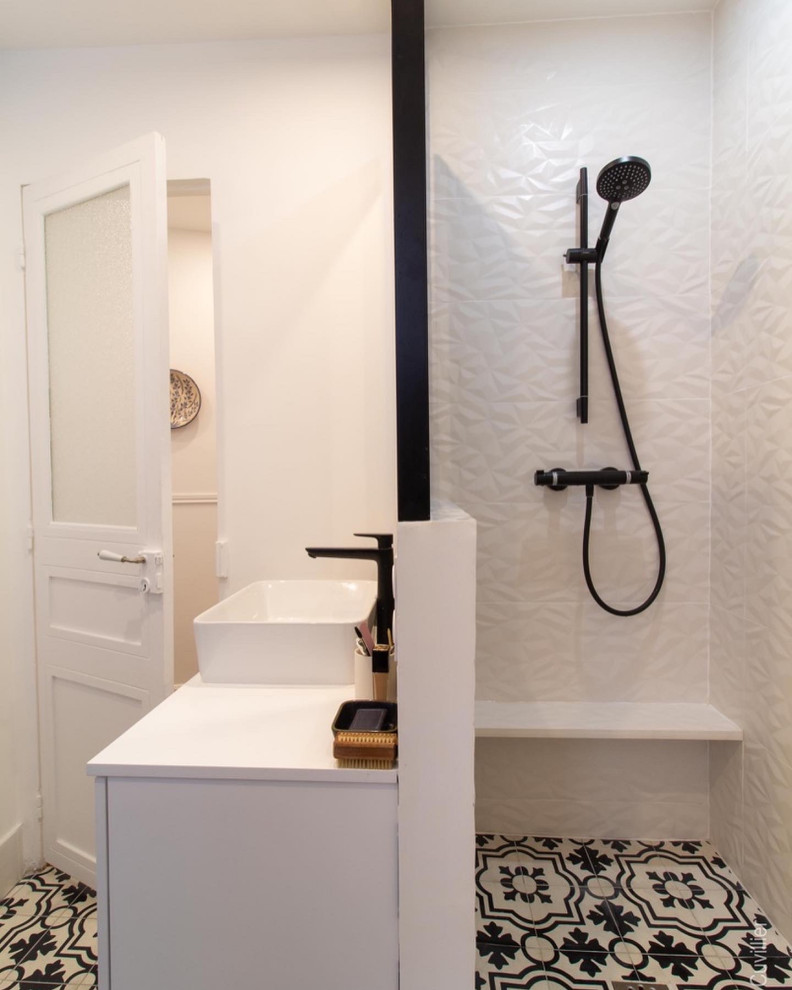 パリにあるお手頃価格の小さなトランジショナルスタイルのおしゃれなバスルーム (浴槽なし) (白いキャビネット、アルコーブ型シャワー、白い壁、セメントタイルの床、横長型シンク、黒い床、オープンシャワー、白い洗面カウンター、洗面台1つ、フローティング洗面台、白いタイル、セラミックタイル) の写真