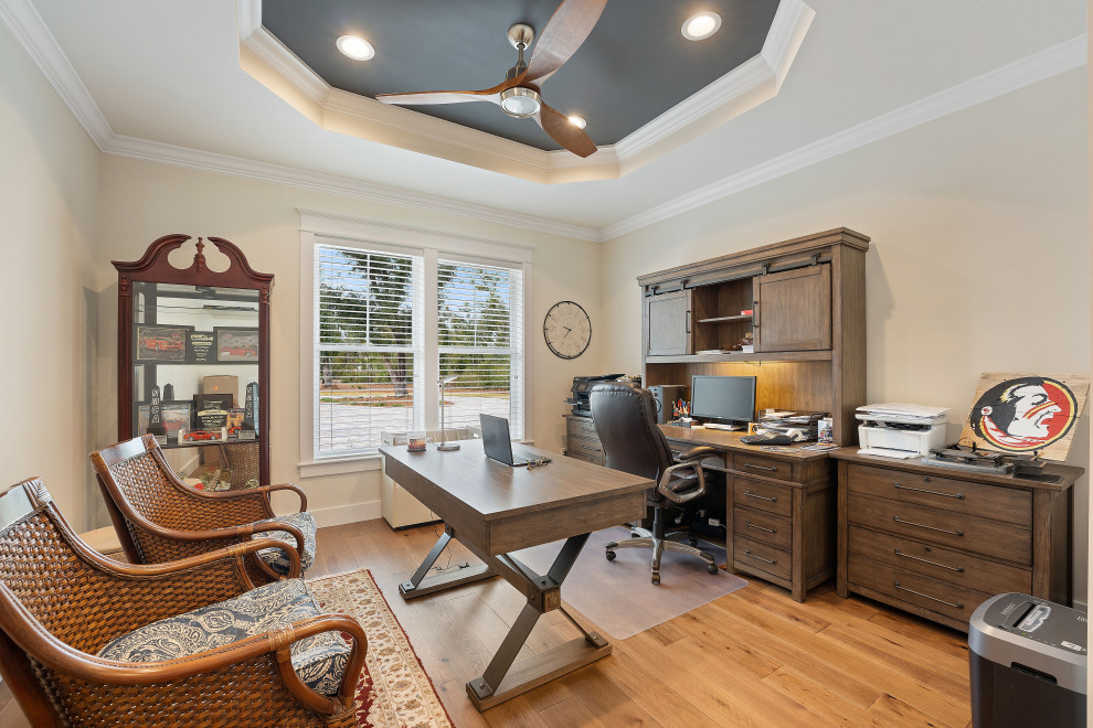 Idee per un grande ufficio country con pareti beige, pavimento in legno massello medio, scrivania autoportante, pavimento marrone e soffitto ribassato