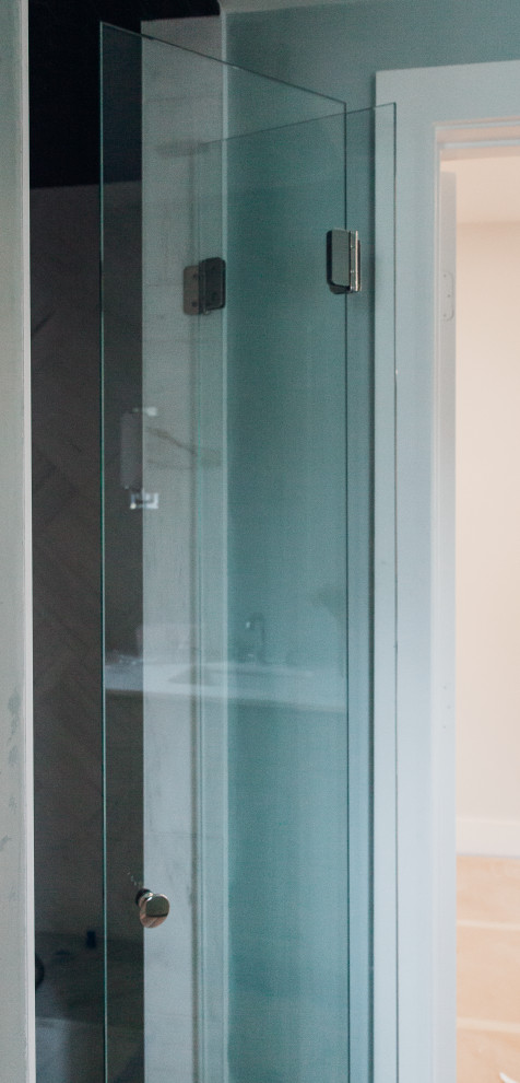 BI-FOLD FRAMELESS SHOWER
