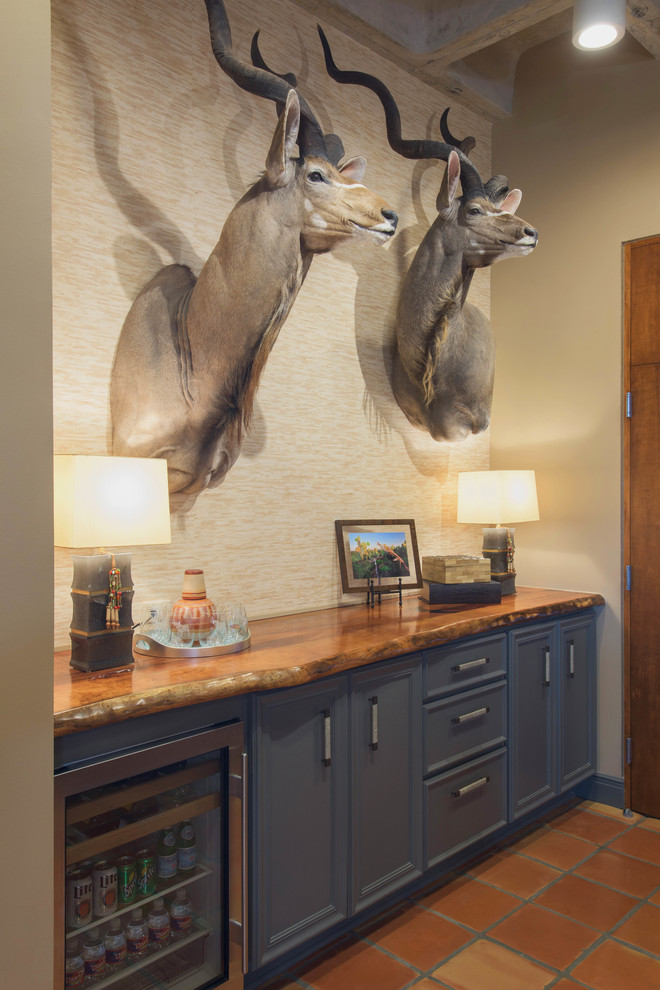 Example of a transitional home design design in Austin