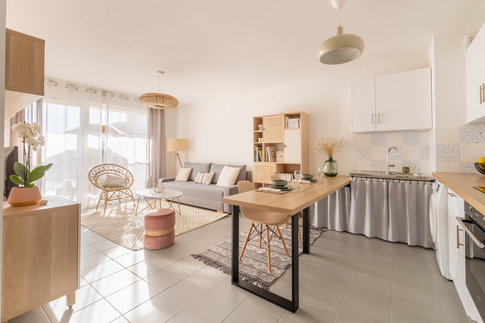 Mittelgroßes, Offenes Shabby-Style Wohnzimmer ohne Kamin mit weißer Wandfarbe, Keramikboden, freistehendem TV und beigem Boden in Paris