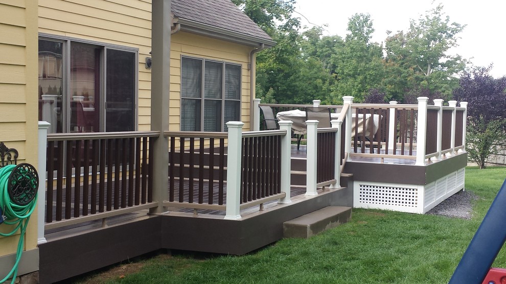 Example of a mid-sized classic backyard deck design