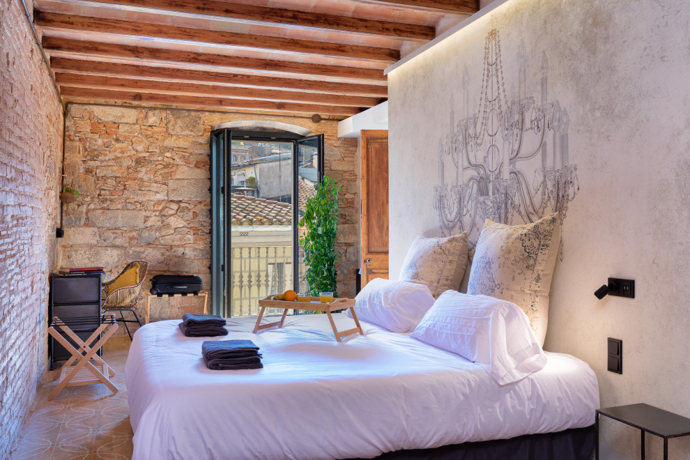 Diseño de dormitorio principal clásico renovado con suelo amarillo, vigas vistas y papel pintado