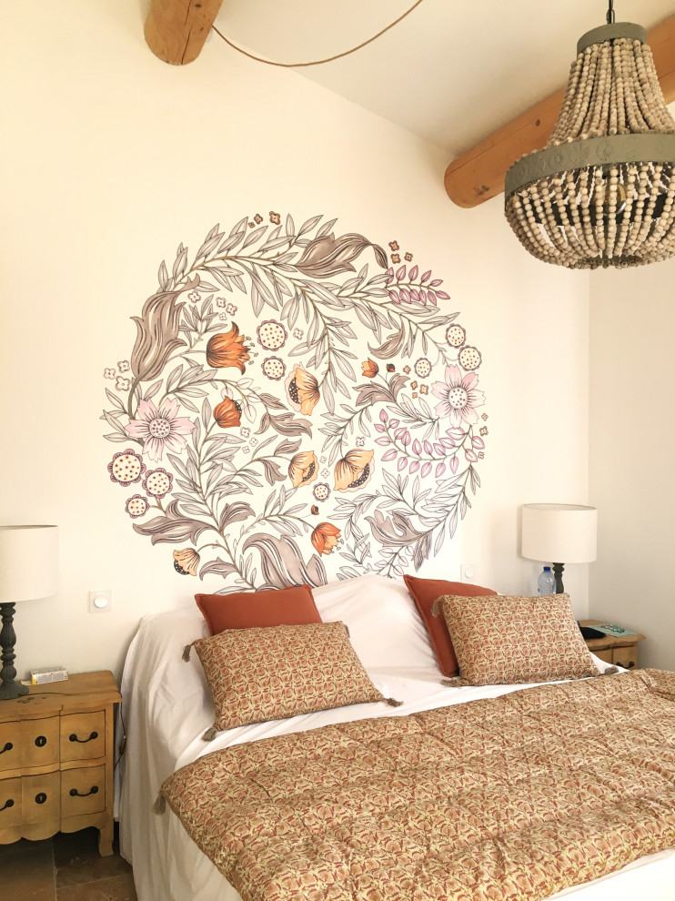 Idée de décoration pour une chambre grise et rose tradition avec un sol en travertin et du papier peint.