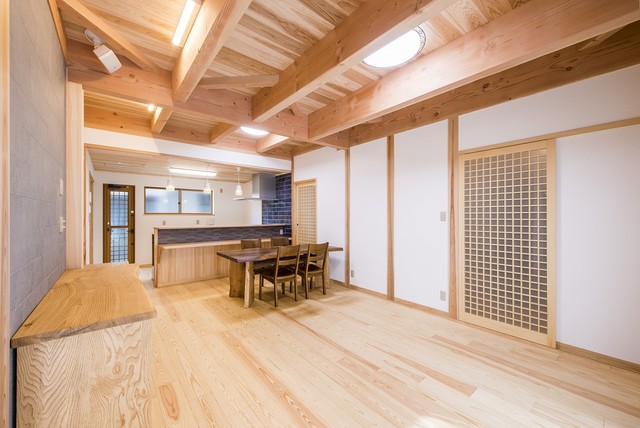完全分離型の２所帯住宅シンプルモダンの家 moderne-salon