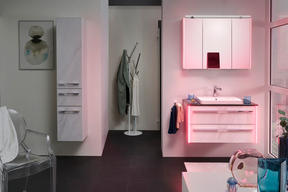 Ispirazione per una stanza da bagno contemporanea di medie dimensioni con ante di vetro, ante bianche, top in vetro, top bianco, un lavabo e mobile bagno sospeso