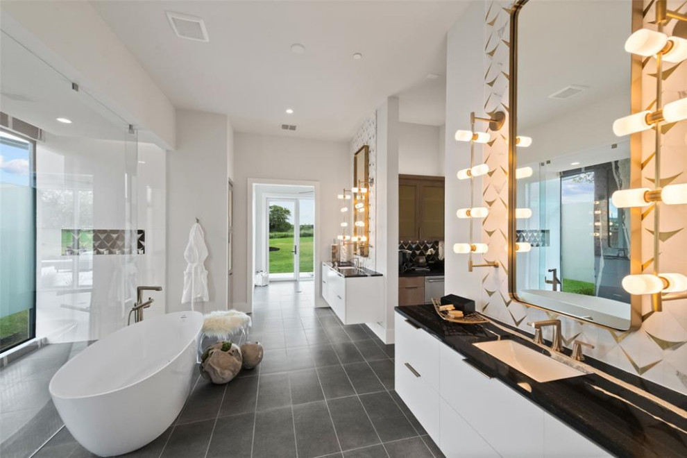 Exemple d'une salle de bain principale moderne avec une baignoire indépendante, une douche à l'italienne, un carrelage blanc, des dalles de pierre, un sol en carrelage de porcelaine, un plan de toilette en quartz, un sol gris, aucune cabine, un plan de toilette noir, meuble double vasque et meuble-lavabo suspendu.