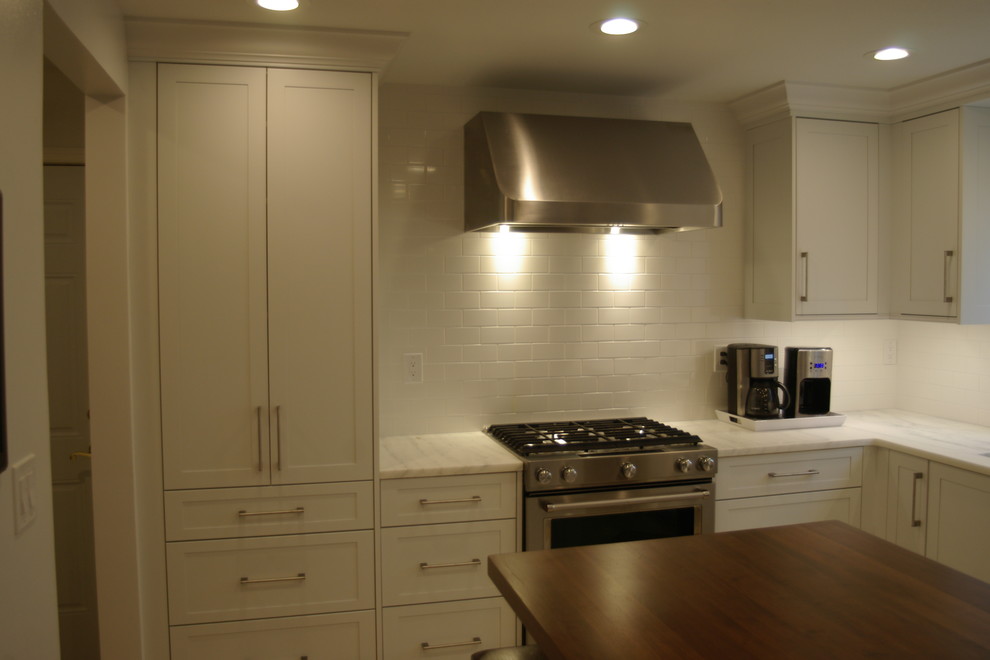 Example of a transitional kitchen design in St Louis