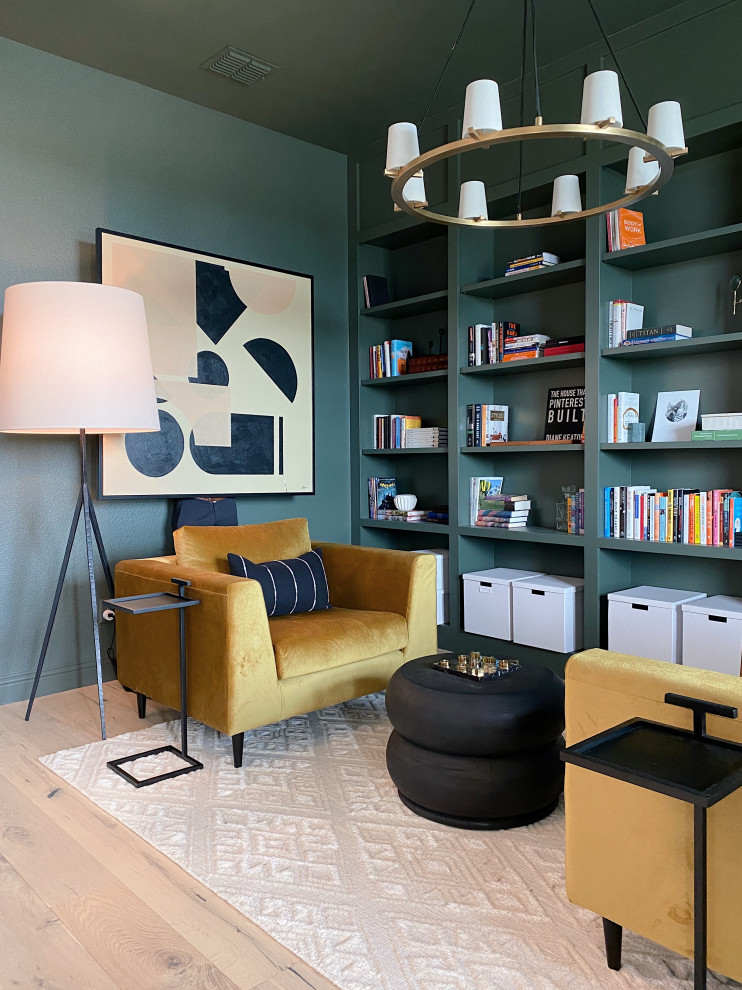 Inspiration för mellanstora klassiska arbetsrum, med ett bibliotek, gröna väggar, ljust trägolv och beiget golv