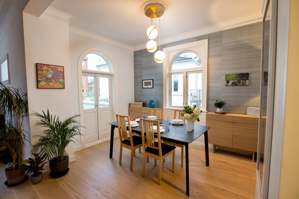 Источник вдохновения для домашнего уюта: большая гостиная-столовая в скандинавском стиле с серебряными стенами, светлым паркетным полом и обоями на стенах