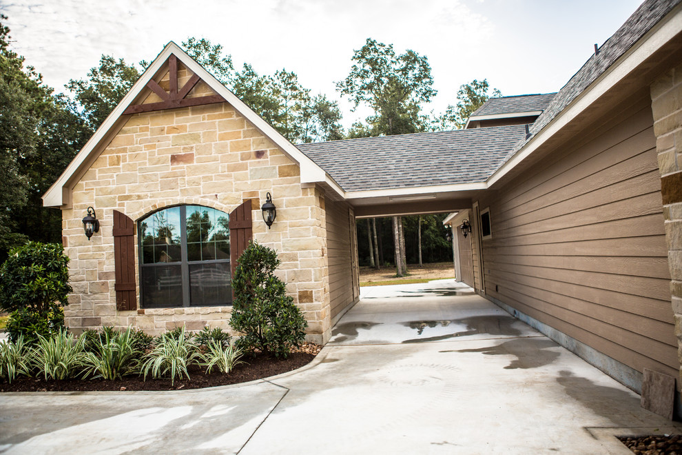 Example of a mountain style home design design in Houston
