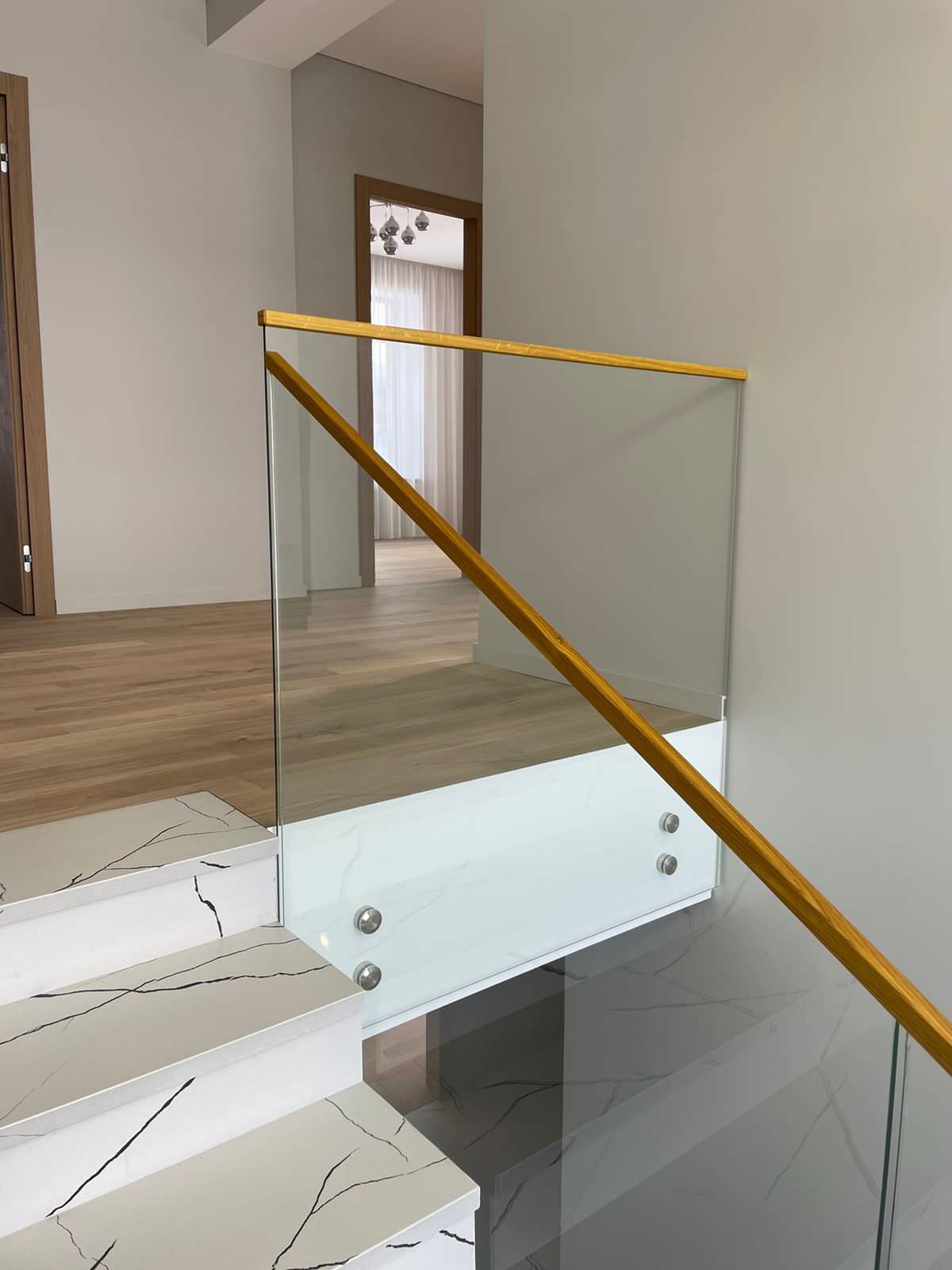 Стеклянные ограждения бетонной лестницы (Монтевиль)