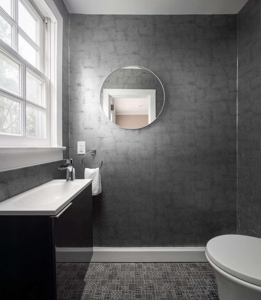 Пример оригинального дизайна: маленькая ванная комната в стиле модернизм с плоскими фасадами, черными фасадами, инсталляцией, серыми стенами, полом из керамогранита, монолитной раковиной, серым полом, белой столешницей, тумбой под одну раковину и подвесной тумбой для на участке и в саду