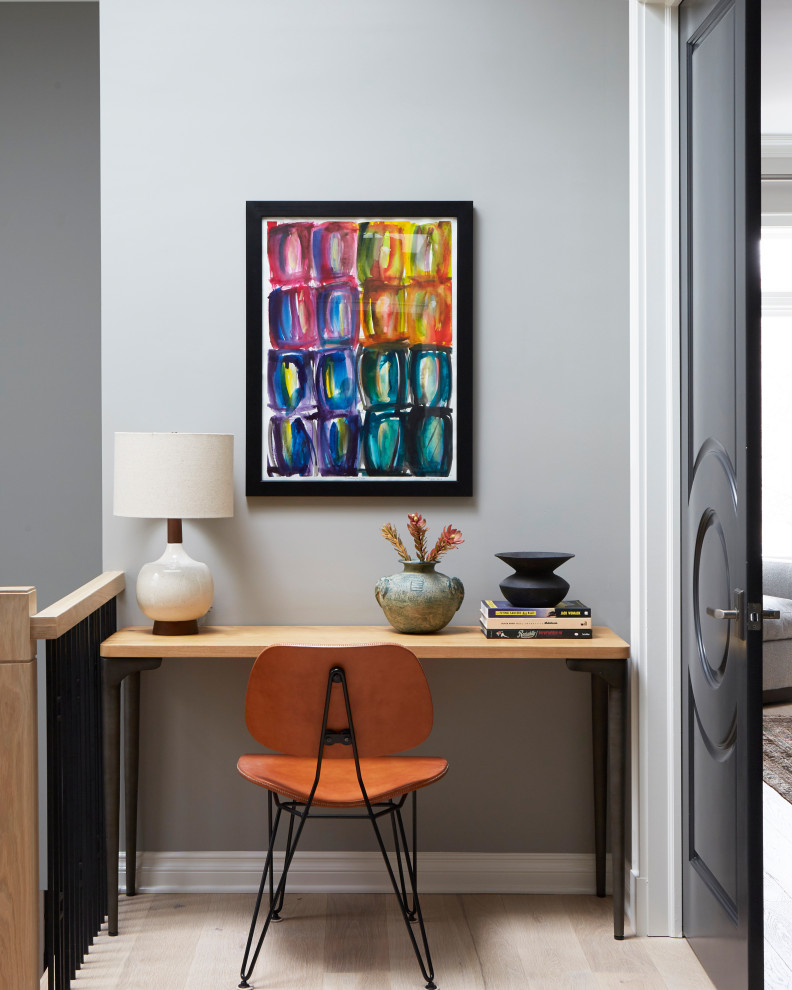 Example of a transitional entryway design in Chicago