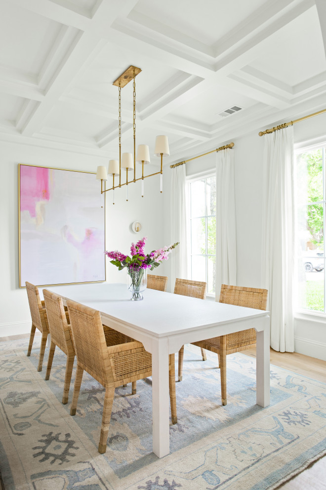 Idées déco pour une grande salle à manger ouverte sur la cuisine classique avec un mur blanc, parquet clair, un sol marron et un plafond à caissons.