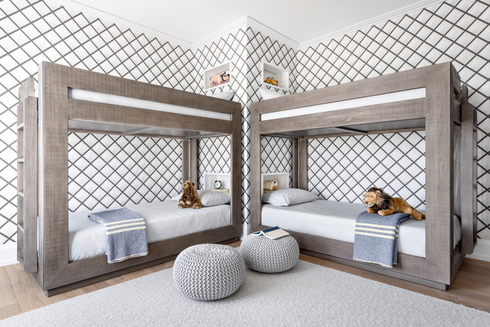 Idéer för mycket stora maritima könsneutrala barnrum kombinerat med sovrum och för 4-10-åringar, med vita väggar, mellanmörkt trägolv och brunt golv