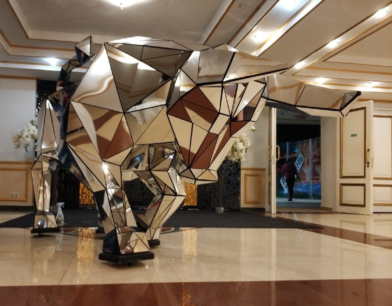 Полигональная статуя "Бык"