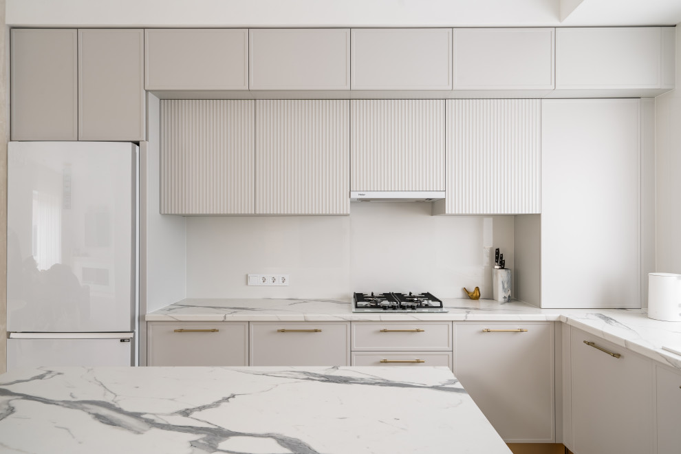 Кухня белая мдф фрезерованные фасады золотые ручки