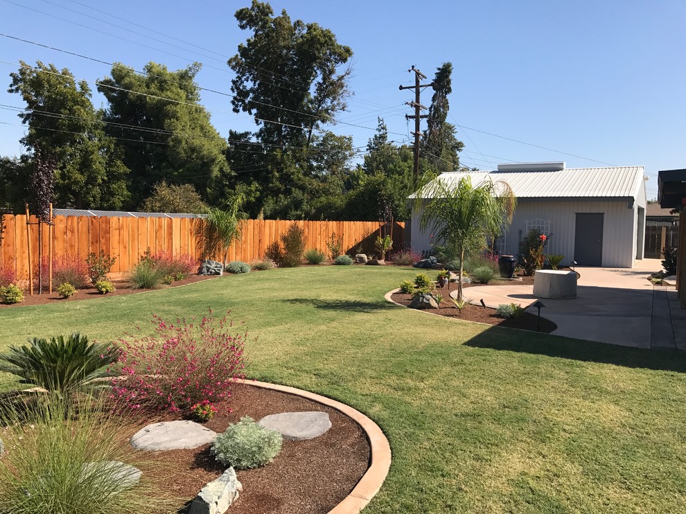 Photo of a large transitional full sun backyard mulch formal garden.