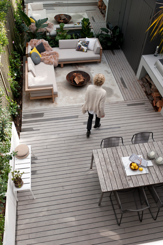This is an example of a midcentury deck in Sydney.