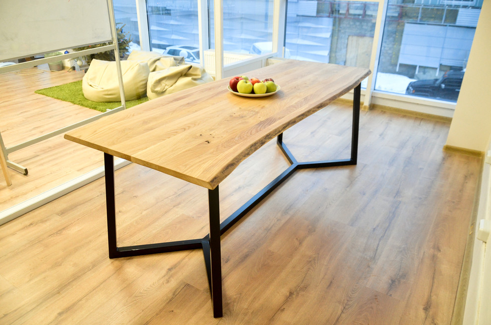 Стол в переговорку из дуба