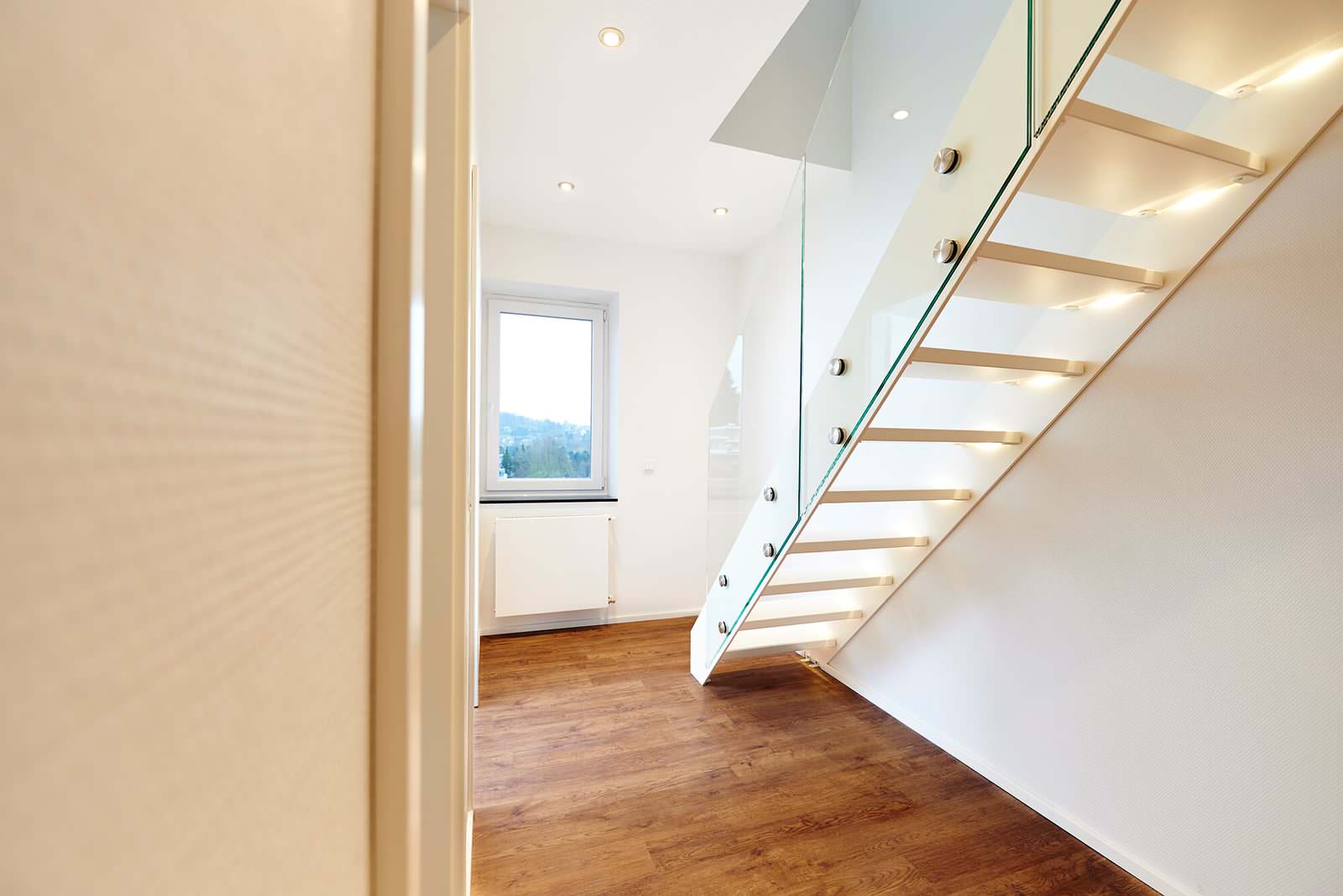 Лестница на тетиве со стеклянным ограждением