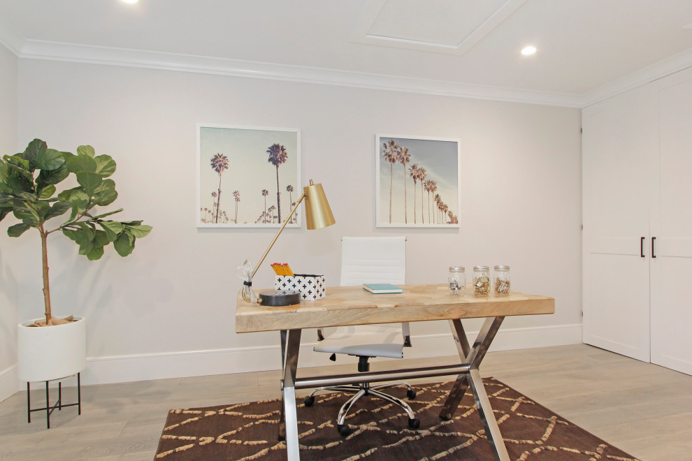 Idée de décoration pour un petit bureau design avec un mur blanc, un sol en bois brun, un bureau indépendant et un sol marron.