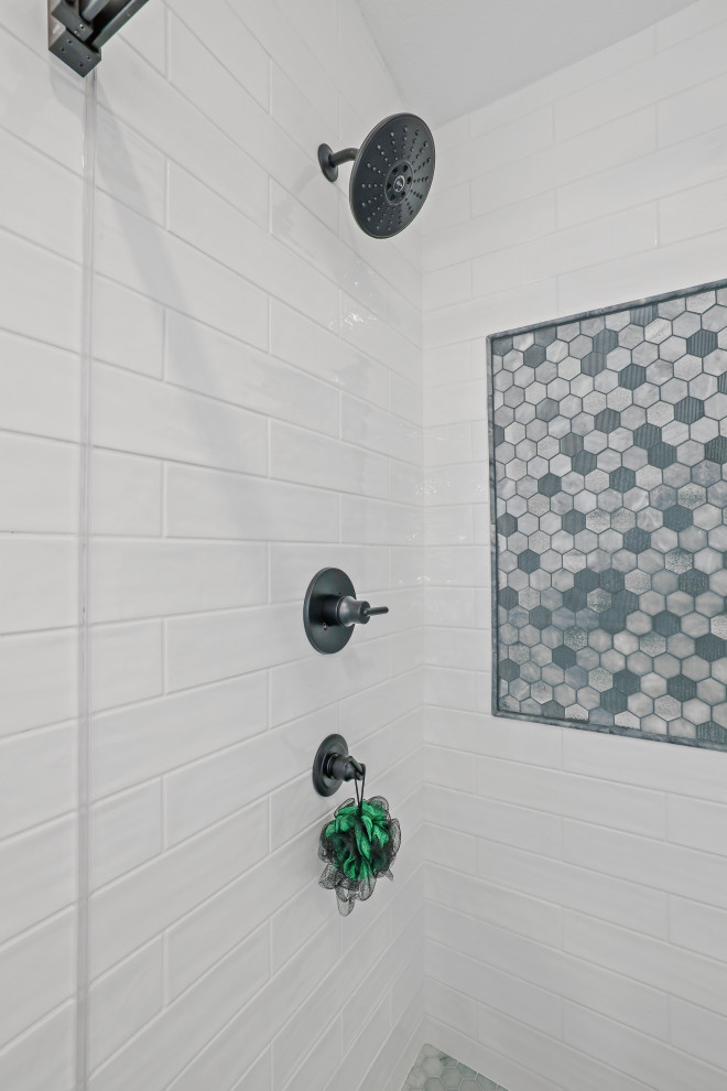 Inspiration för moderna vitt en-suite badrum, med grå skåp, ett fristående badkar, en hörndusch, flerfärgad kakel, keramikplattor, grå väggar, klinkergolv i porslin, ett undermonterad handfat, marmorbänkskiva, brunt golv och dusch med gångjärnsdörr