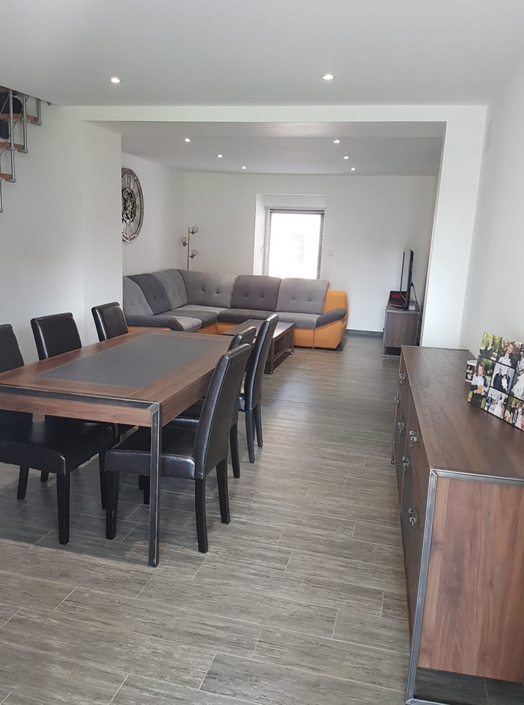 Le séjour avant l'achat de la nouvelle table et des chaises
