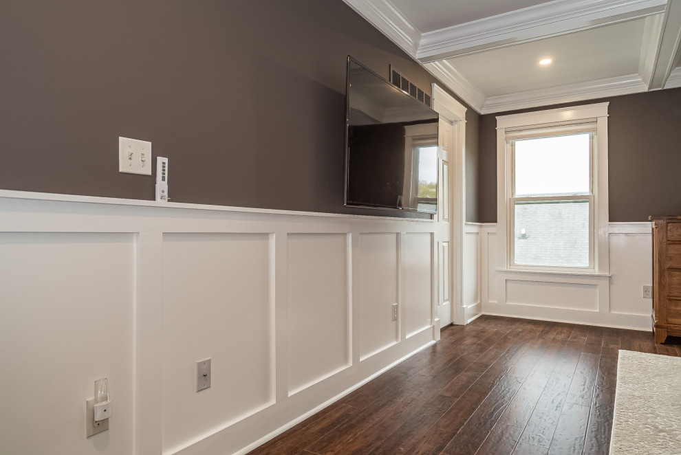 セントルイスにある広いトランジショナルスタイルのおしゃれな主寝室 (茶色い壁、無垢フローリング、暖炉なし、茶色い床、格子天井、羽目板の壁) のインテリア