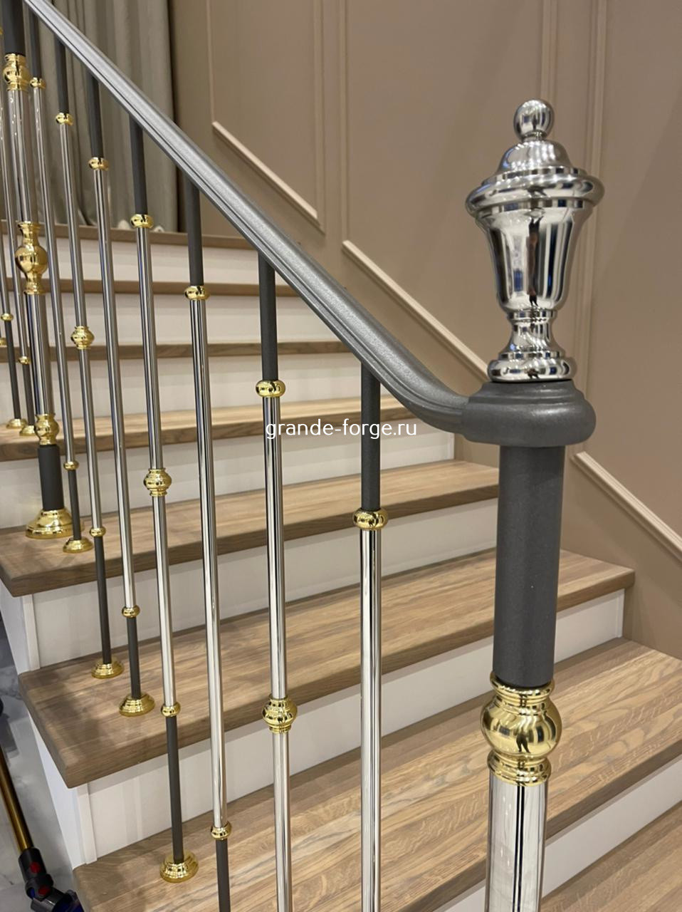 Лестница, латунное ограждение, Grande forge(Франция), коллекция "Гармония"