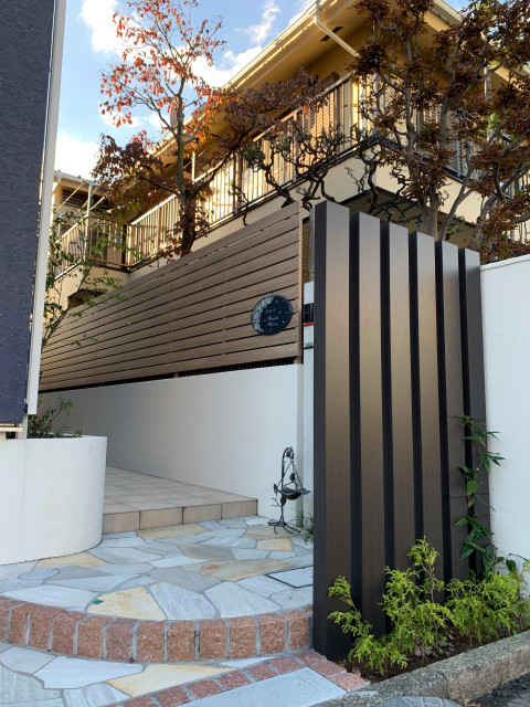 ホワイト基調でお洒落な玄関アプローチ Tropical Entry Tokyo By 株式会社mfl Houzz