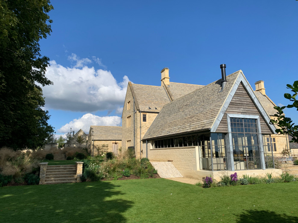Großes, Dreistöckiges Landhausstil Haus mit brauner Fassadenfarbe, Satteldach, Ziegeldach, braunem Dach und Verschalung in Oxfordshire
