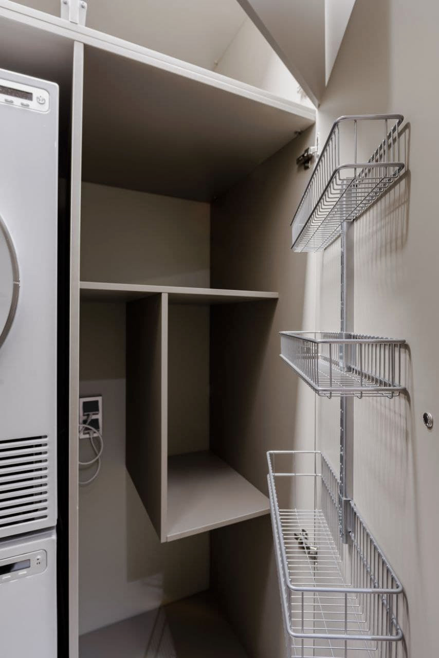 Шкаф в постирочную для стиральной и сушильной машин