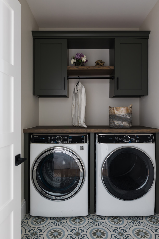 Laundry room - country laundry room idea in Other