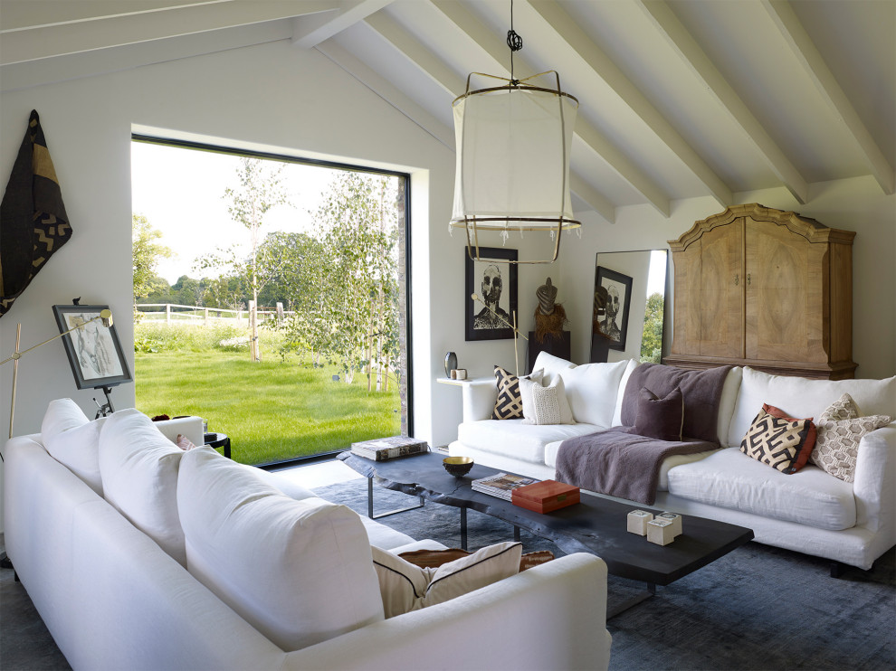 Idee per un soggiorno contemporaneo con pareti bianche, pavimento grigio, travi a vista e soffitto a volta