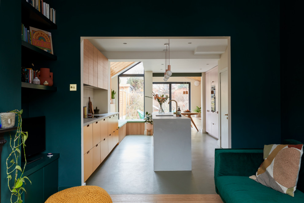 На фото: открытая гостиная комната среднего размера:: освещение в современном стиле с зелеными стенами, паркетным полом среднего тона, стандартным камином и фасадом камина из металла с
