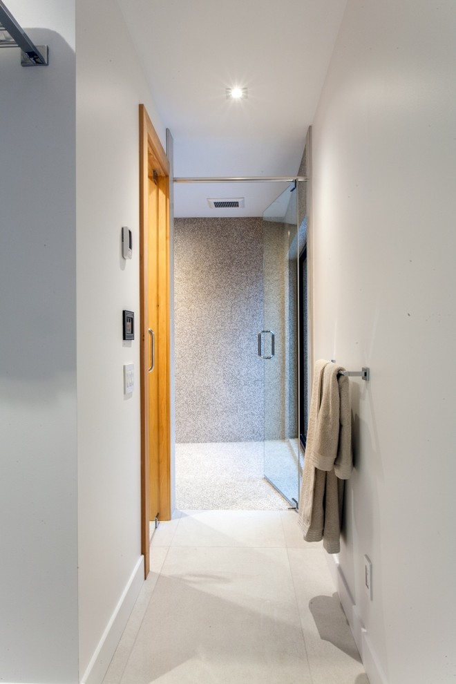 Photo of a contemporary bathroom in Montreal.