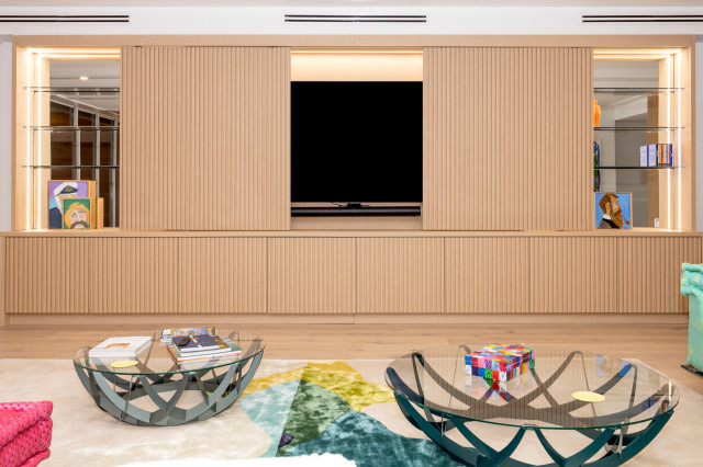 Timeless Elegance: A Sophisticated and Functional Wall Unit moderne-salon