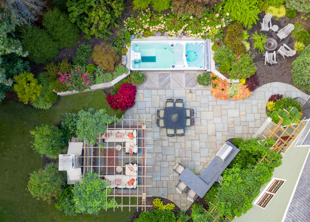 Mittelgroßer Klassischer Gartenkamin hinter dem Haus mit Natursteinplatten in New York