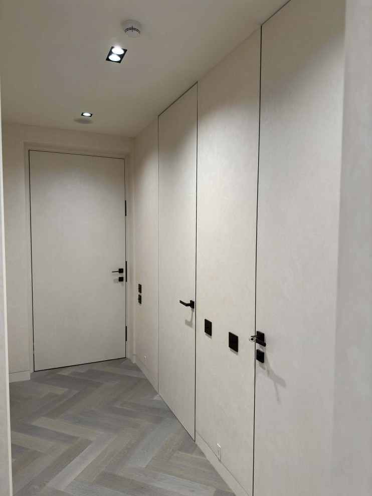 Отделка под мокрый шелк Italica Luce в интерьере со скрытыми дверьми