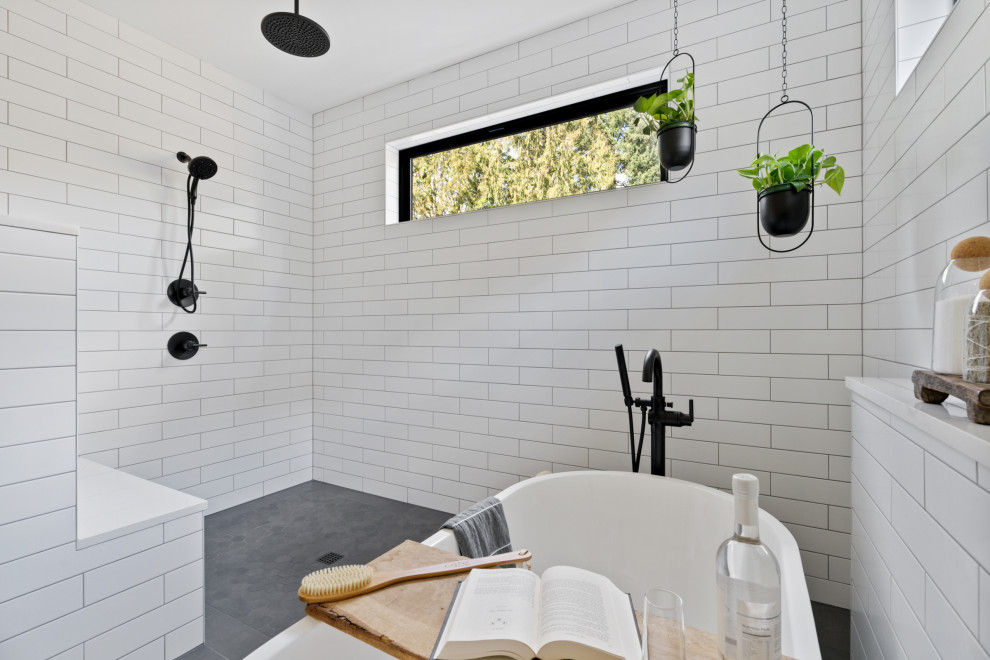 Idéer för att renovera ett stort lantligt vit vitt en-suite badrum, med skåp i shakerstil, bruna skåp, ett fristående badkar, en kantlös dusch, en toalettstol med hel cisternkåpa, vit kakel, tunnelbanekakel, vita väggar, klinkergolv i keramik, ett undermonterad handfat, bänkskiva i kvartsit, grått golv och med dusch som är öppen
