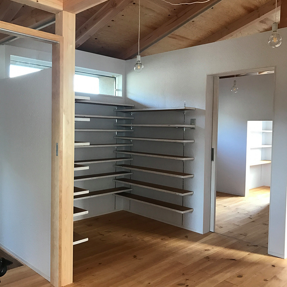2階ホール（コミック本のコーナー、奥は妹の部屋）