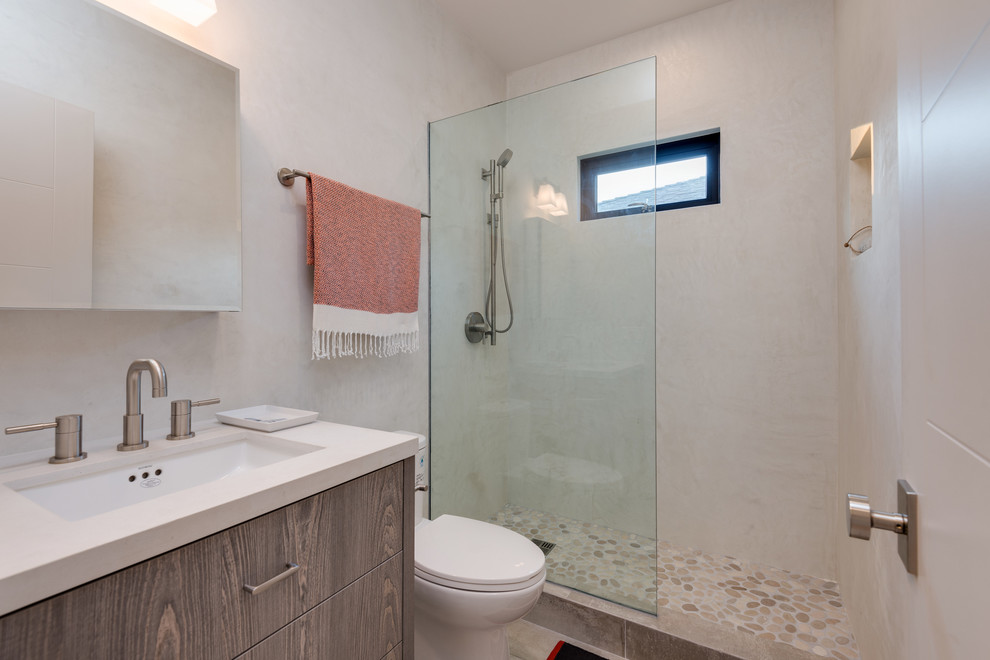 Example of a minimalist bathroom design in Los Angeles