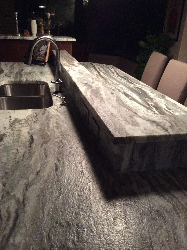 Example of a mid-sized transitional kitchen design with a double-bowl sink, granite countertops, stainless steel appliances and a peninsula
